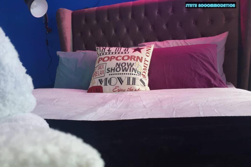 80S Retro 1Bed Studio Serviced Apartment Canary Wharf Perfect For Solo & Couple Travellers Londýn Exteriér fotografie